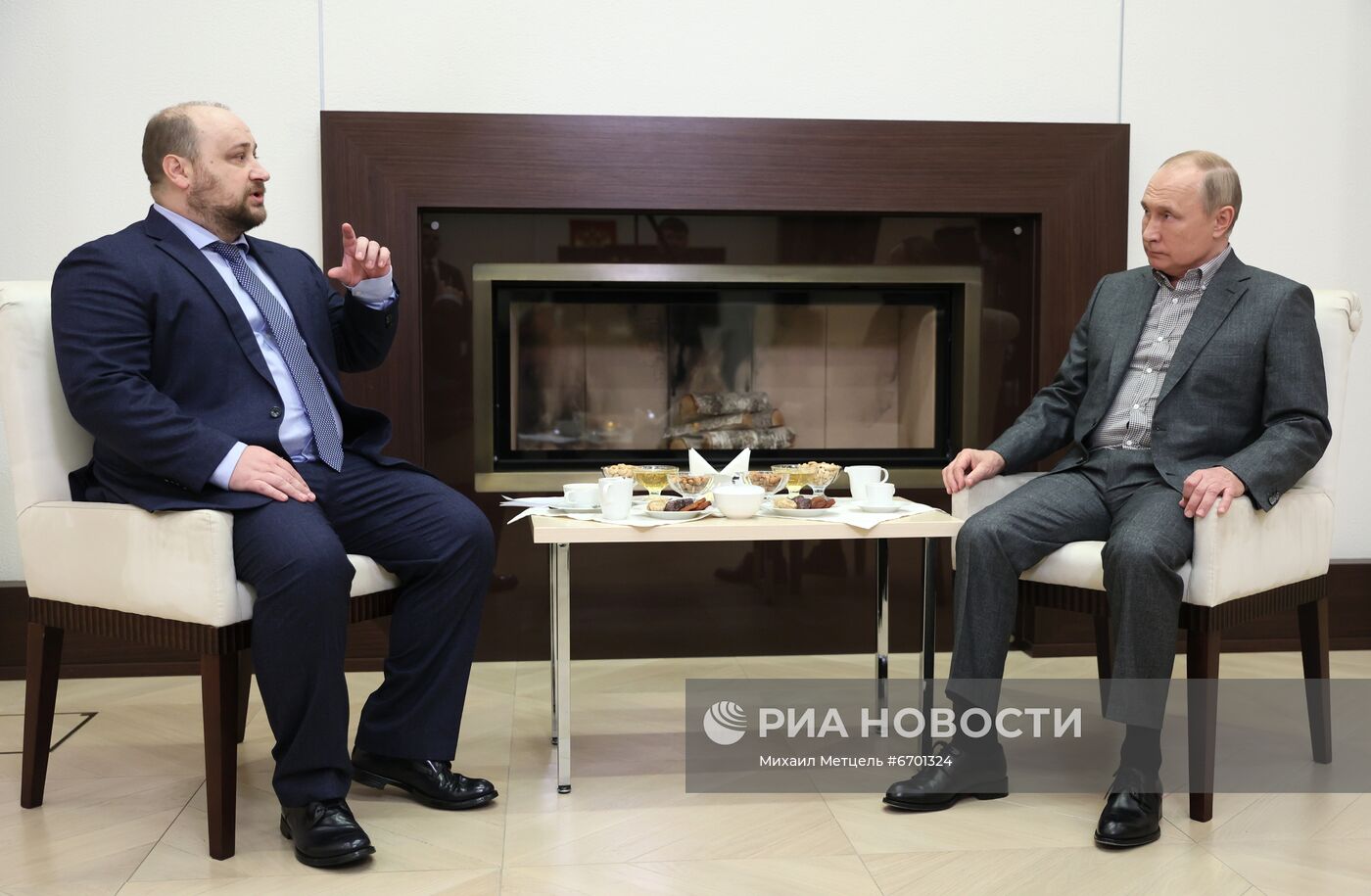 Президент РФ В.Путин встретился с заместителем директора Центра имени Н. Ф. Гамалеи Д. Логуновым