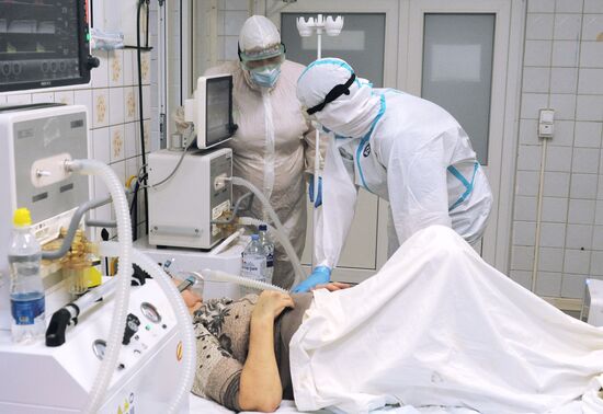 Лечение пациентов с Covid-19 в "красной зоне" больницы города Рассказово