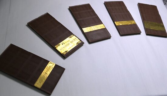 Кондитеры вложили золотое билеты в плитки молочного шоколада "Аленка"