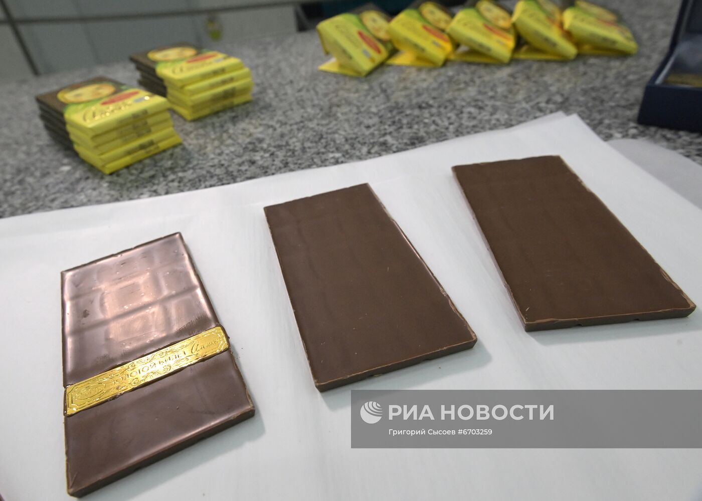 Кондитеры вложили золотое билеты в плитки молочного шоколада "Аленка"