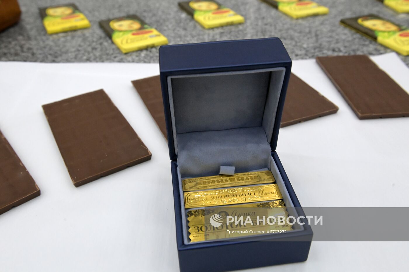 Кондитеры вложили золотые билеты в плитки молочного шоколада "Аленка"