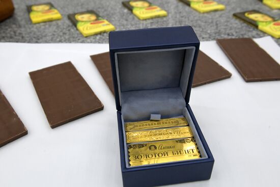 Кондитеры вложили золотые билеты в плитки молочного шоколада "Аленка"