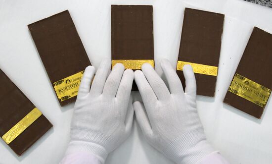Кондитеры вложат золотые билеты в плитки молочного шоколада "Аленка"