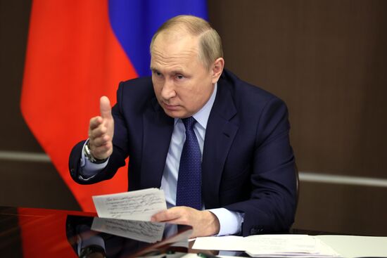 Президент РФ В. Путин провел совещание с членами правительства РФ