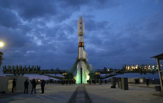 Пуск РН "Союз-2.1б" с транспортным грузовым кораблём-модулем "Прогресс М-УМ"