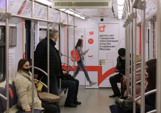 Запуск тематического поезда метро в честь 10-летия городских электронных услуг Москвы