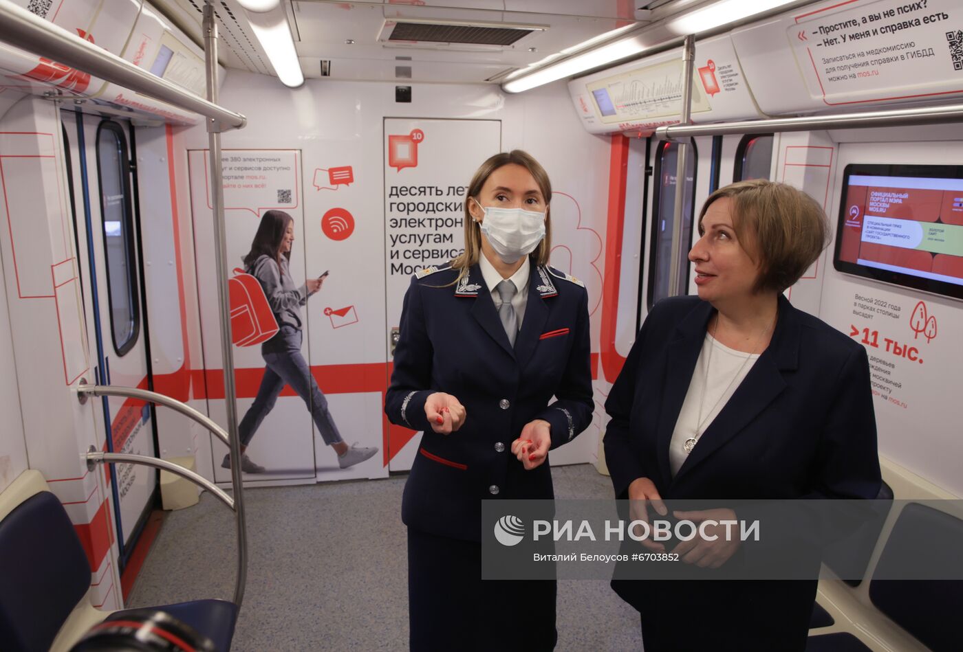 Запуск тематического поезда метро в честь 10-летия городских электронных  услуг Москвы | РИА Новости Медиабанк