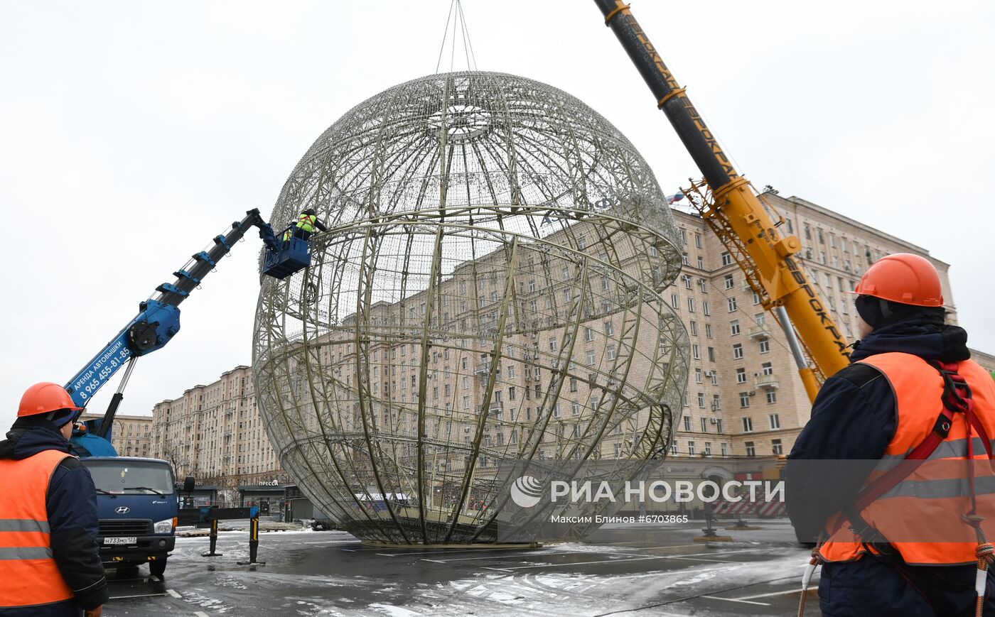 Монтаж новогоднего шара на Поклонной горе