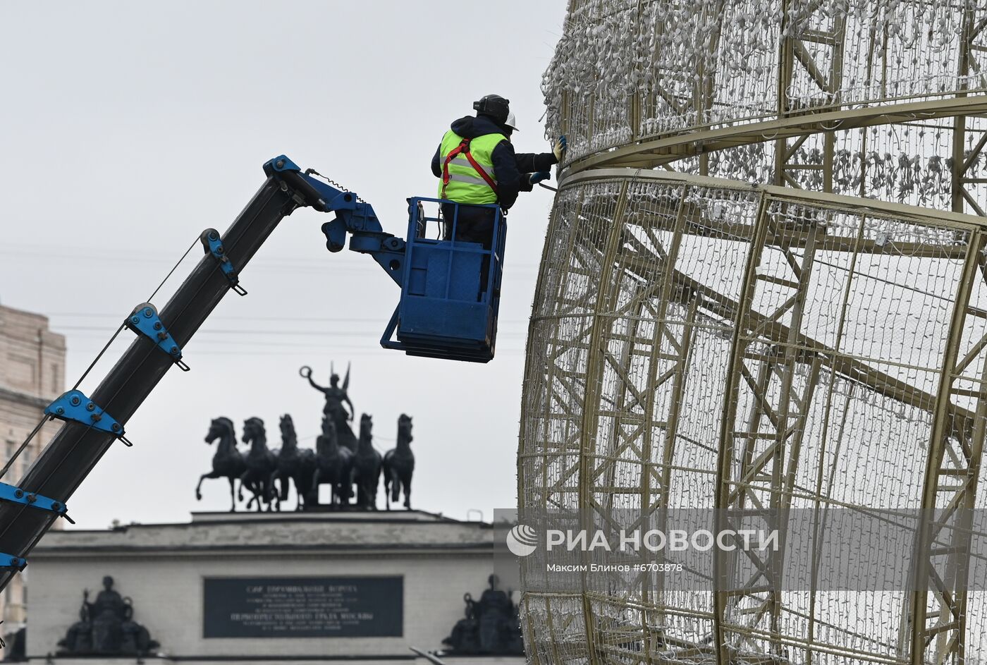 Монтаж новогоднего шара на Поклонной горе