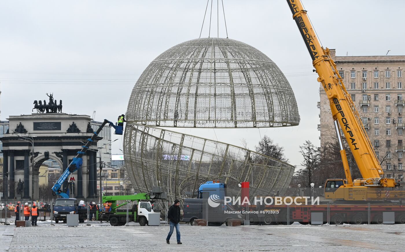 Монтаж новогоднего шара на Поклонной горе