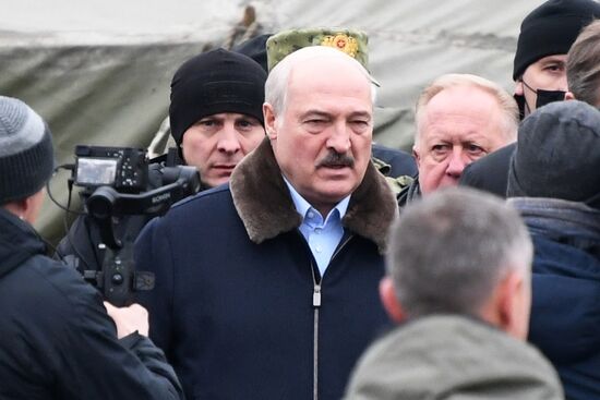 Президент Белоруссии А. Лукашенко посетил лагерь мигрантов на границе