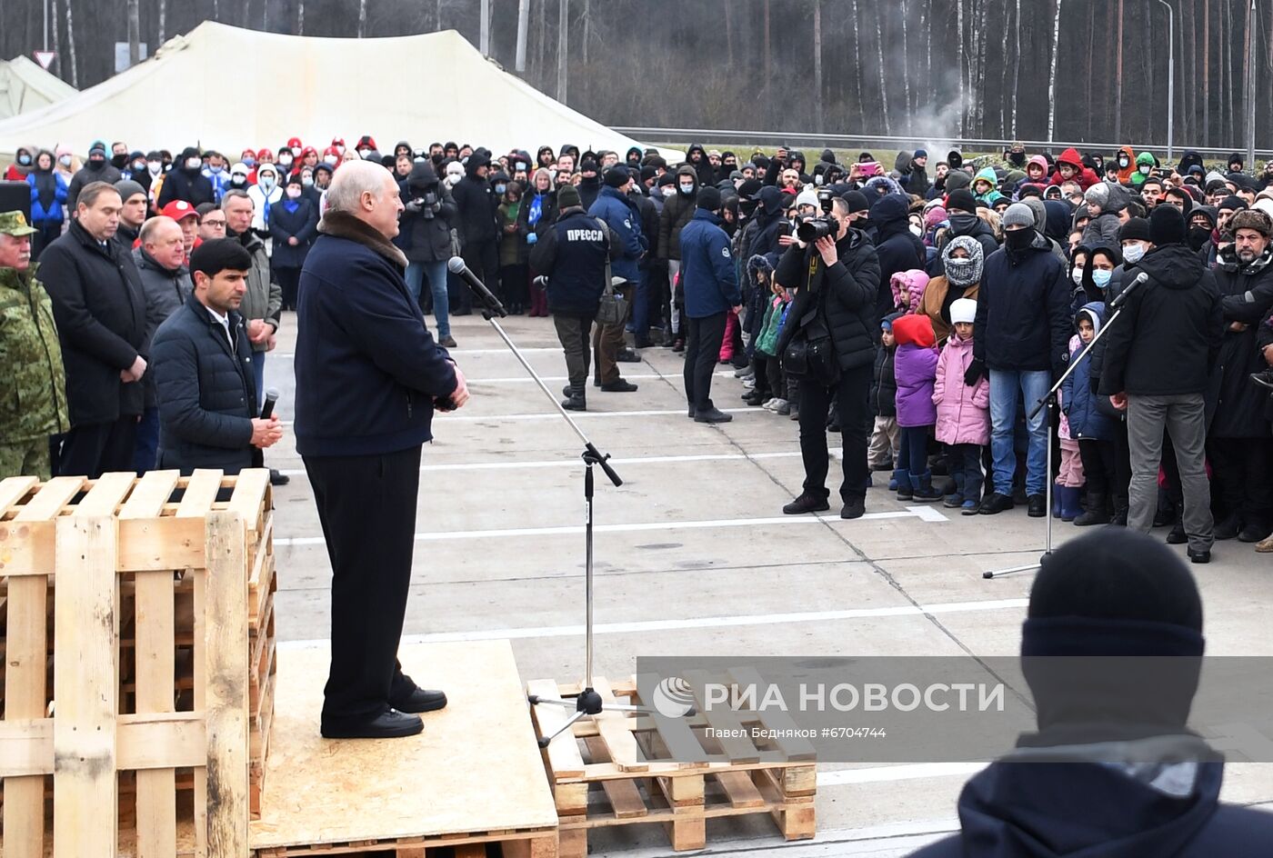 Президент Белоруссии А. Лукашенко посетил лагерь мигрантов на границе