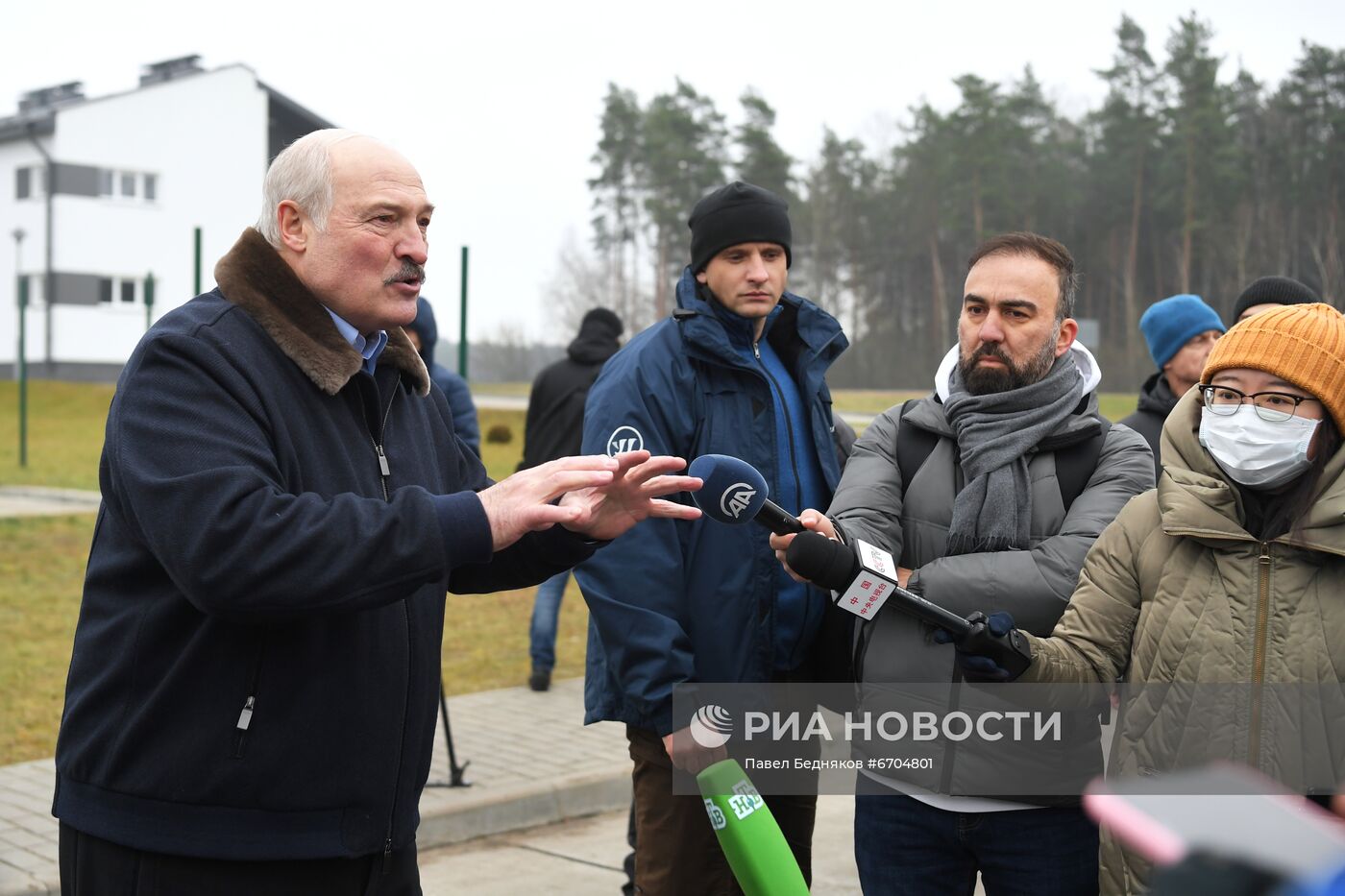 Президент Белоруссии А. Лукашенко посетил лагерь мигрантов на границе