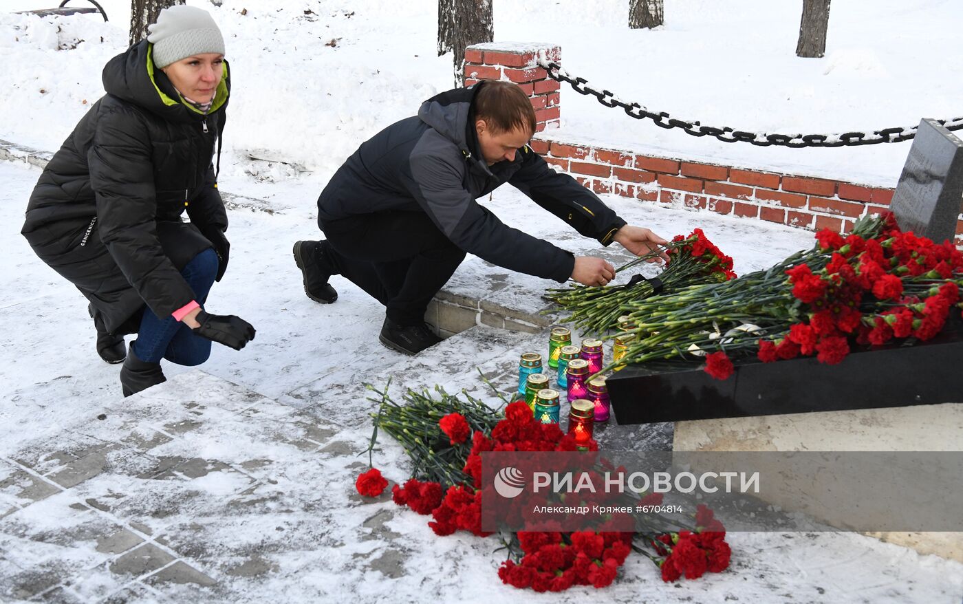 Цветы в память по погибшим в шахте "Листвяжная"