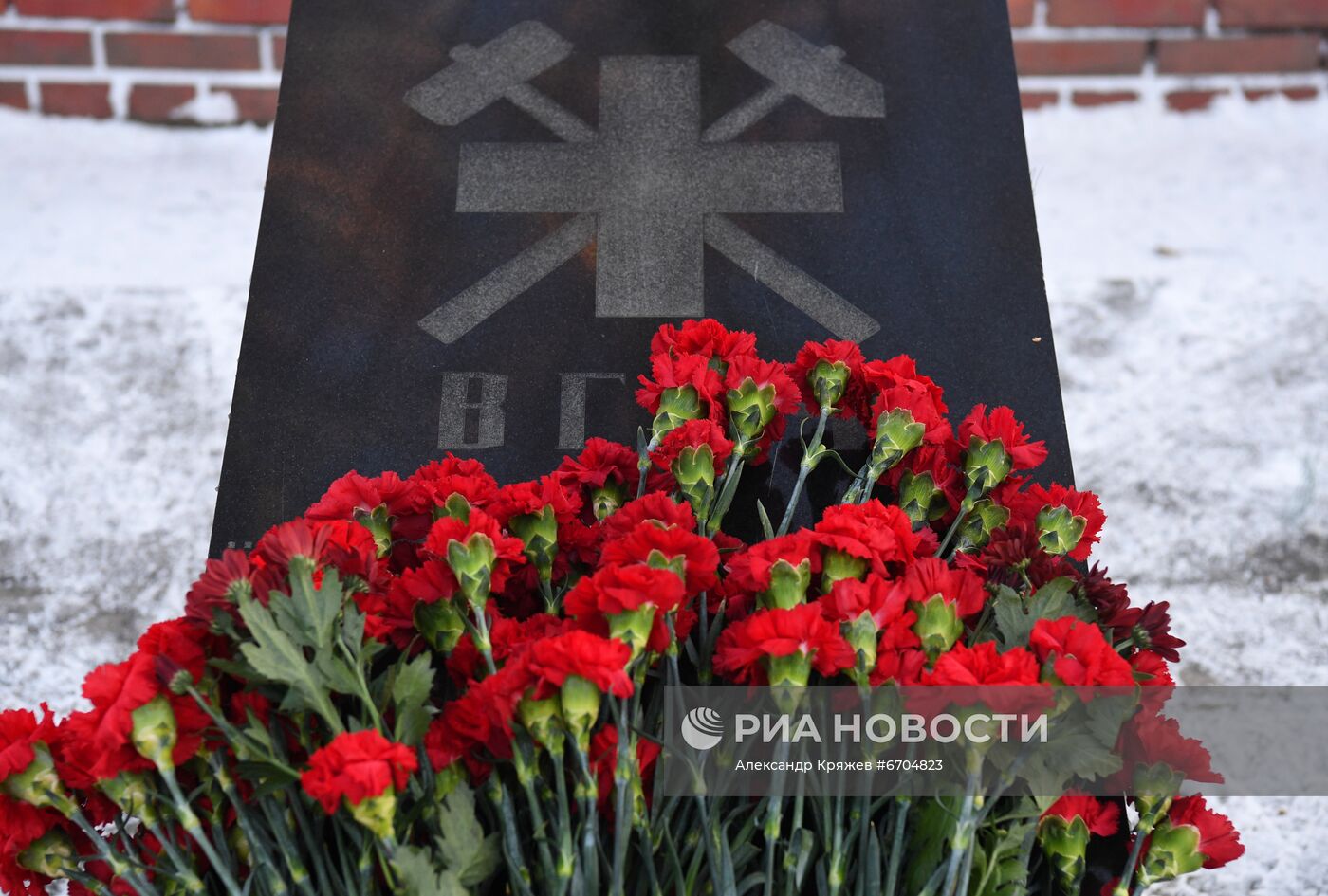 Цветы в память по погибшим в шахте "Листвяжная"