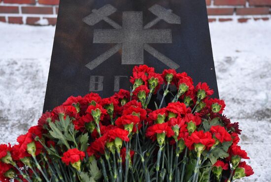 Цветы в память по погибшим в шахте "Листвяжная"