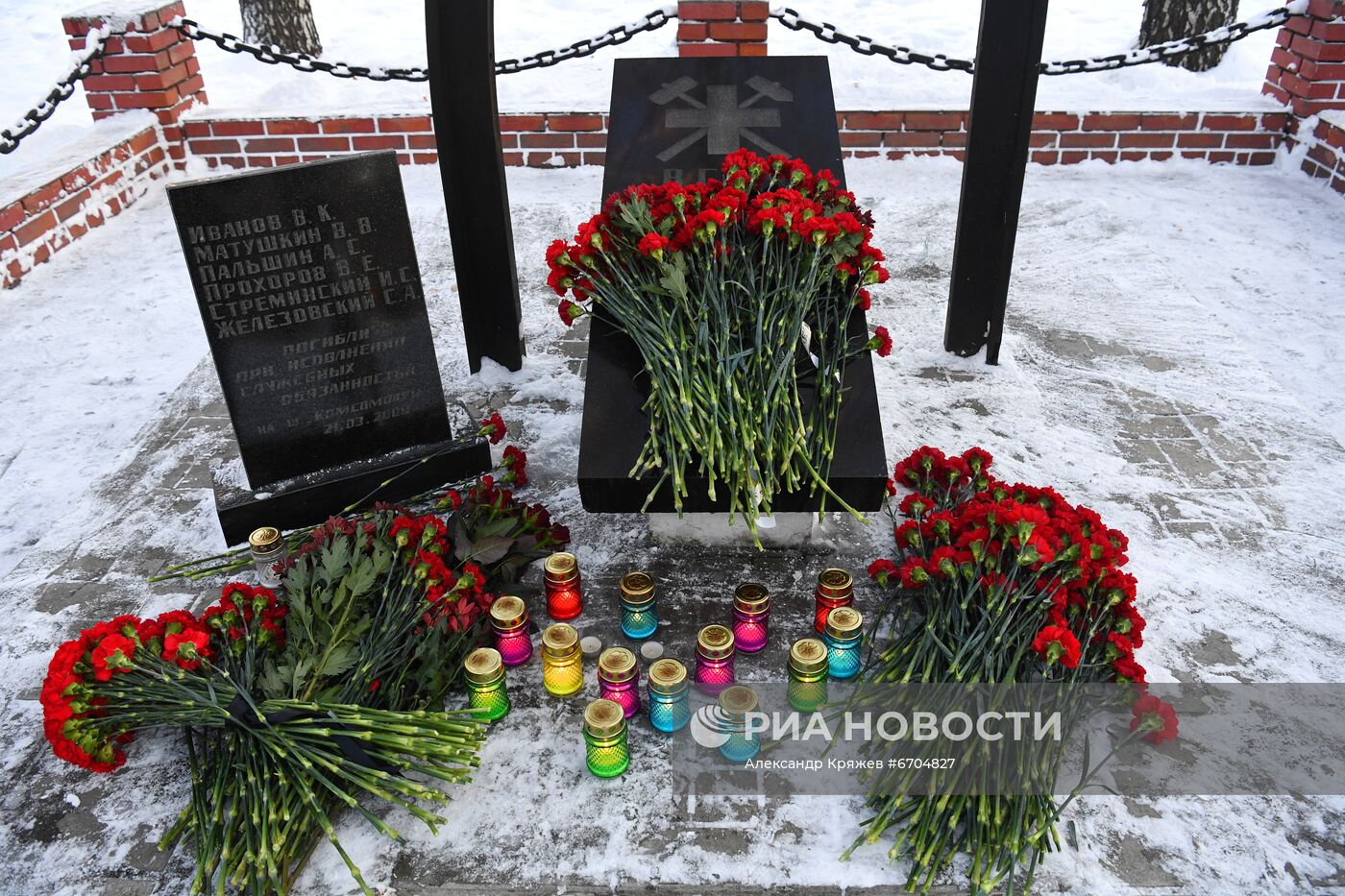 Цветы в память по погибшим в шахте "Листвяжная"