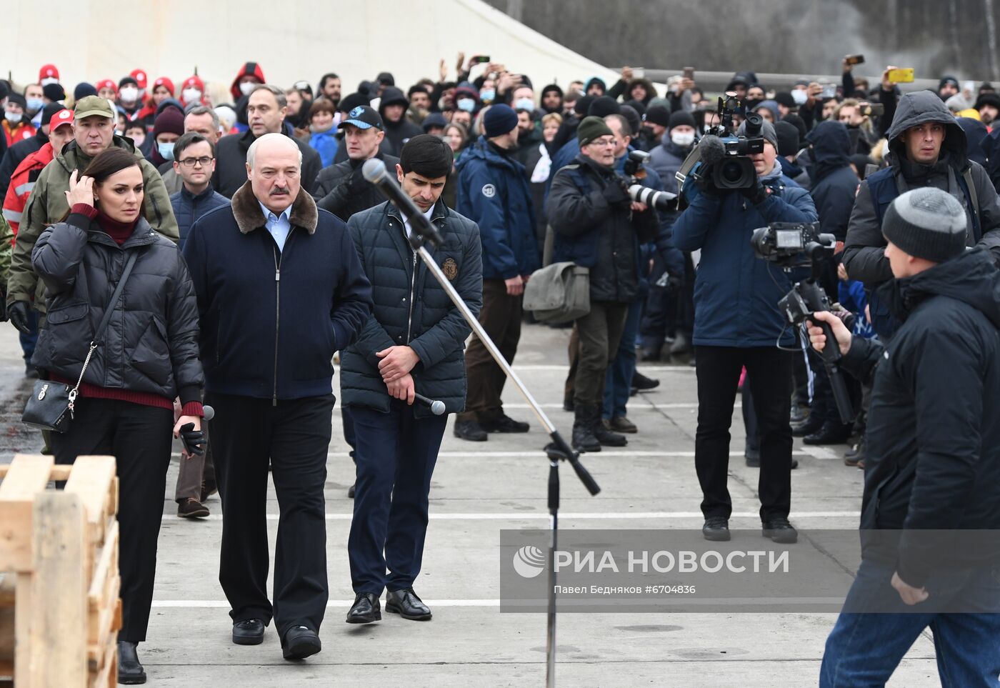 Президент Белоруссии А. Лукашенко посетил лагерь мигрантов на границе