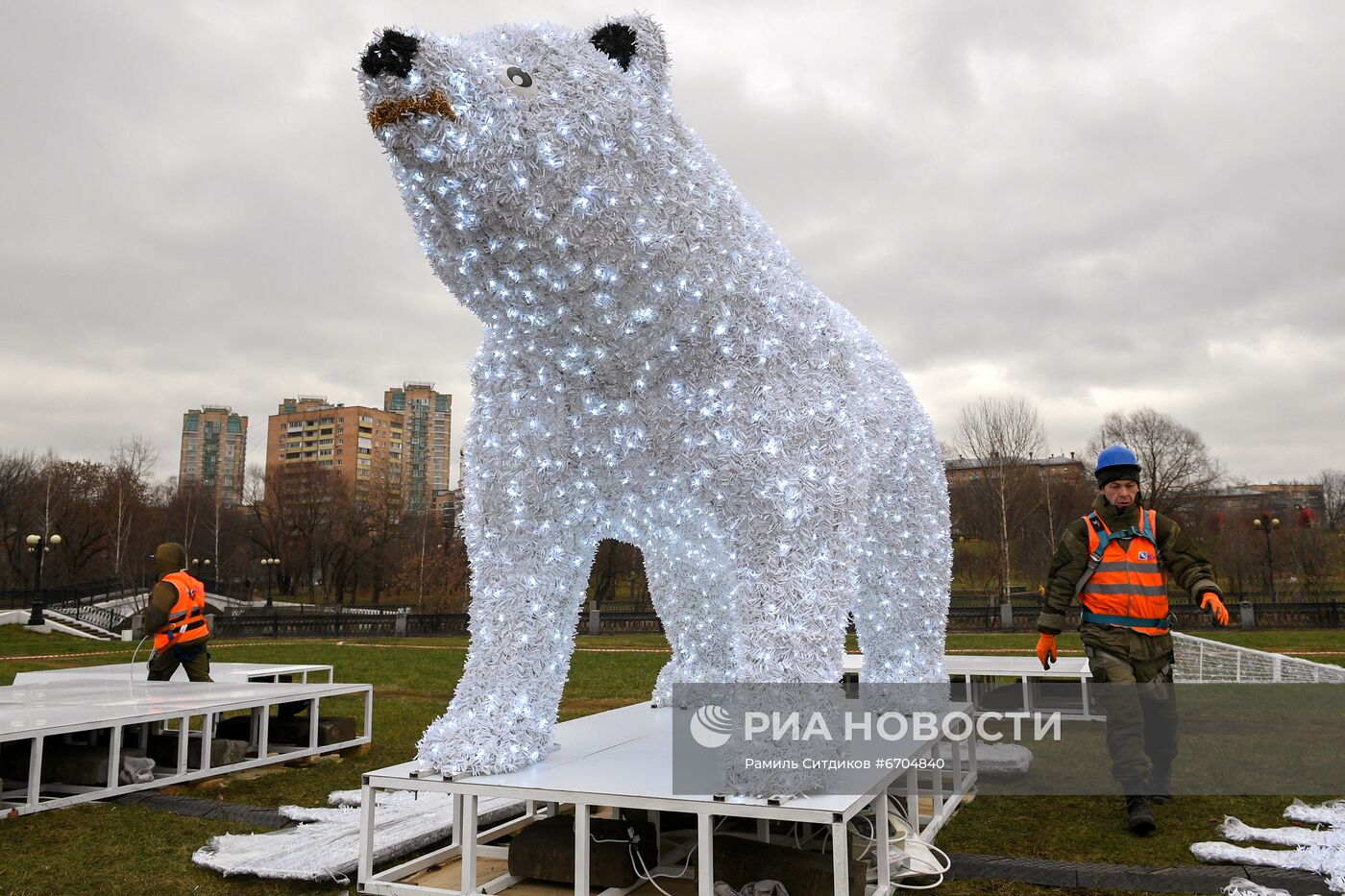 Монтаж новогодней конструкции "Полярные медведи"