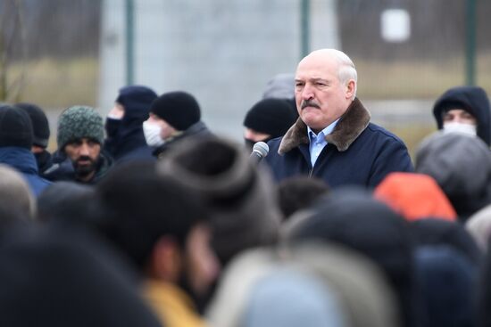 Президент Белоруссии А. Лукашенко посетил лагерь мигрантов на границе