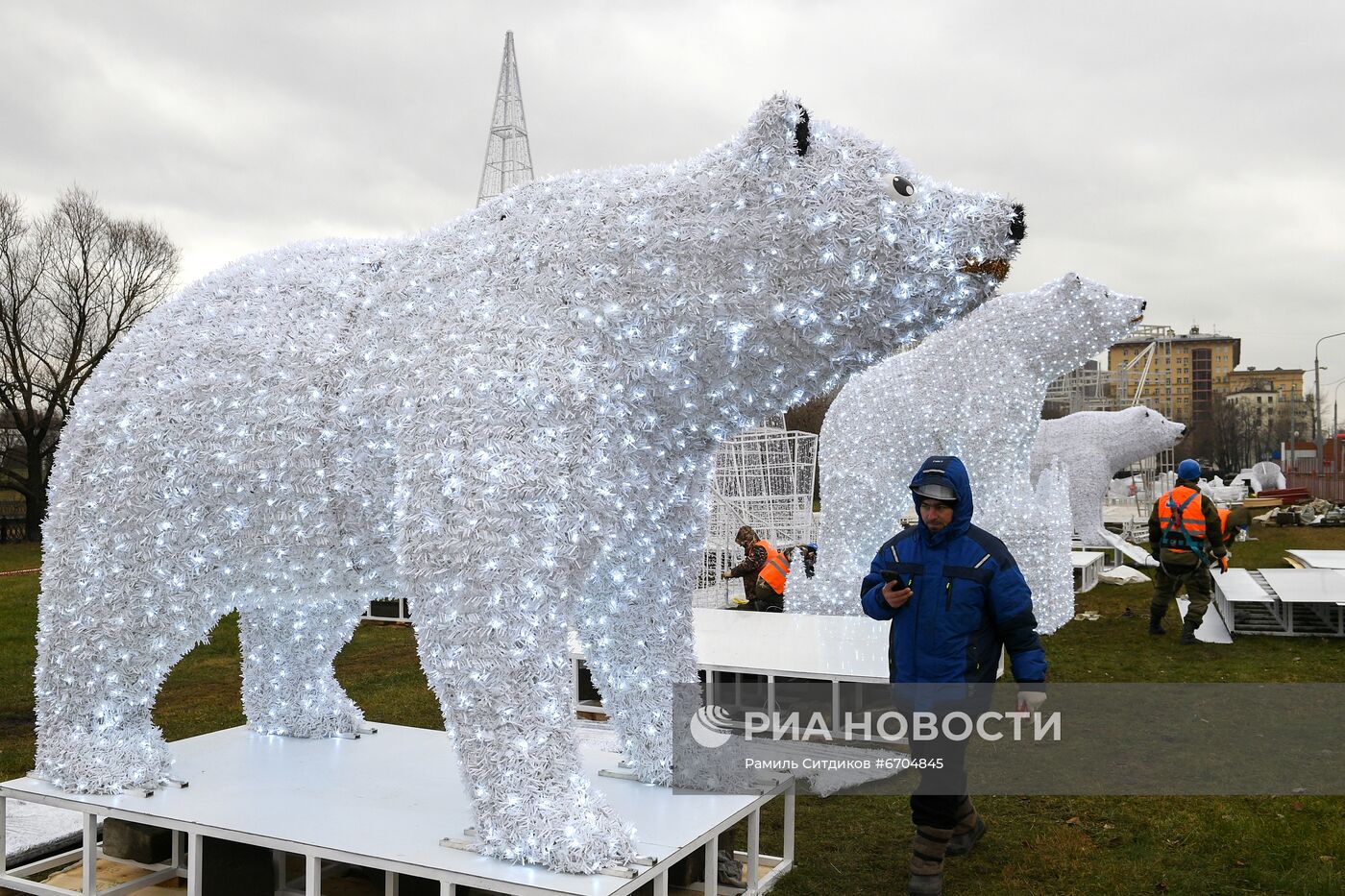 Монтаж новогодней конструкции "Полярные медведи"
