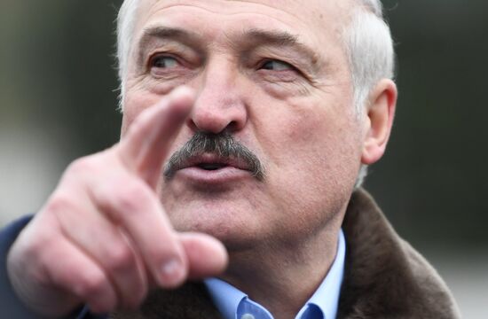 Президент Белоруссии А. Лукашенко посетил лагерь мигрантов на границе