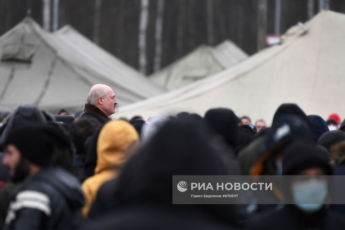 Президент Белоруссии А. Лукашенко посетил лагерь мигрантов на границе