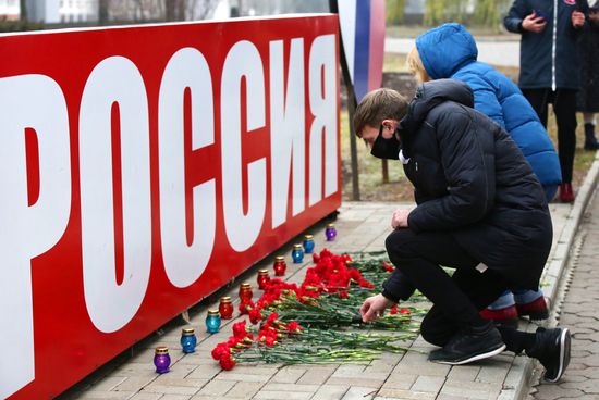 Возложение цветов к стеле "Россия" в Донецке по случаю трагедии в Кемеровской области 