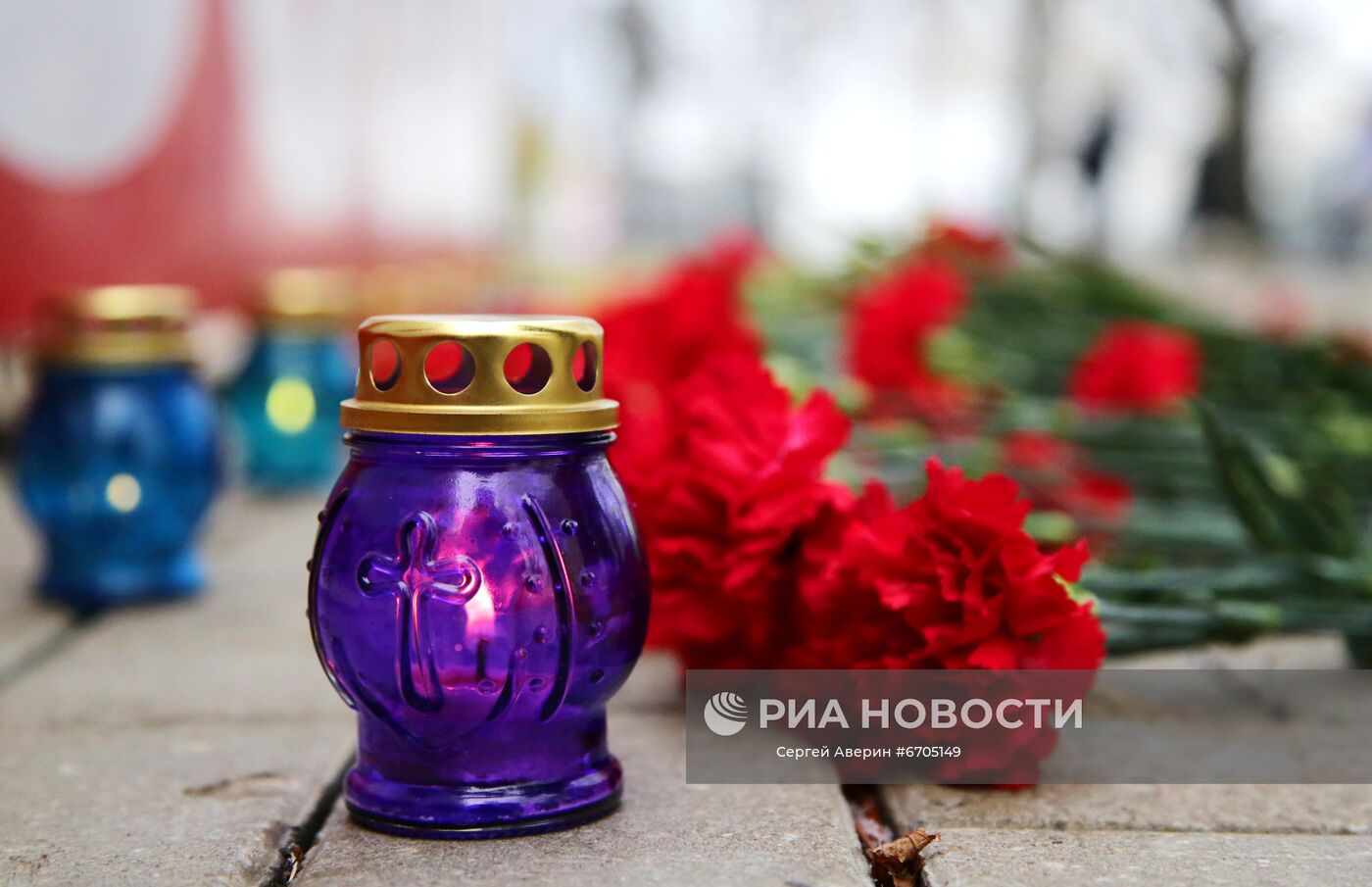 Возложение цветов к стеле "Россия" в Донецке по случаю трагедии в Кемеровской области 