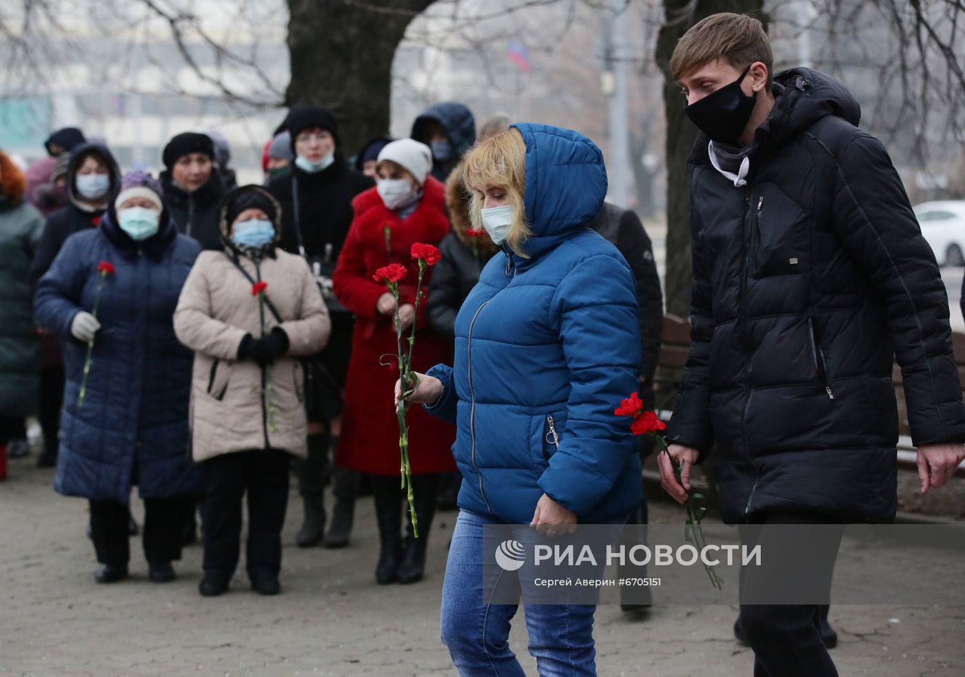 Возложение цветов к стеле "Россия" в Донецке по случаю трагедии в Кемеровской области 