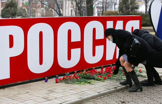 Возложение цветов к стеле "Россия" в Донецке по случаю трагедии в Кемеровской области 