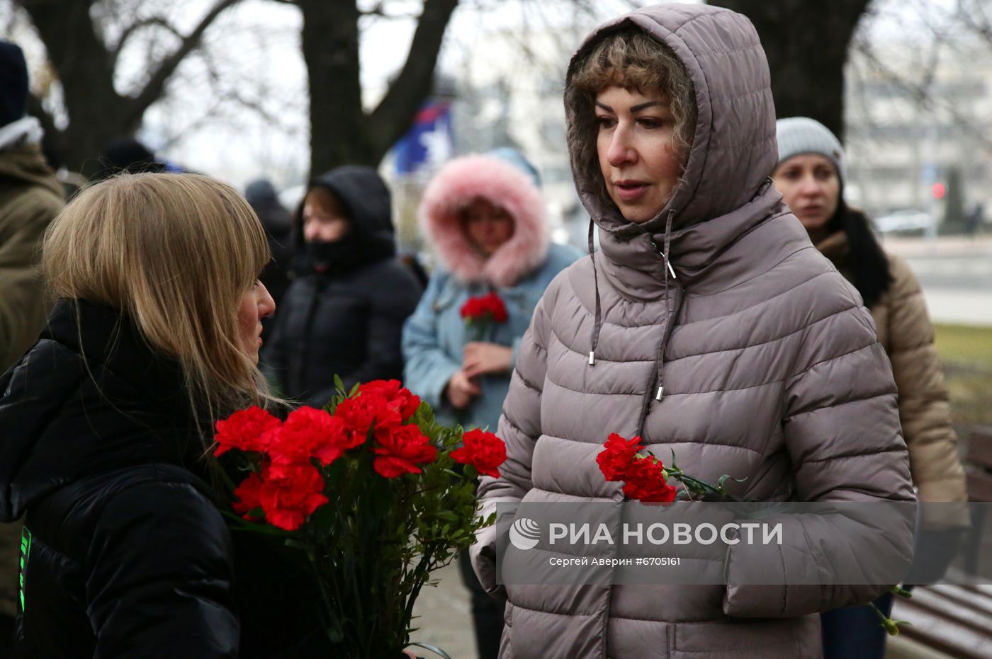 Возложение цветов к стеле "Россия" в Донецке по случаю трагедии в Кемеровской области