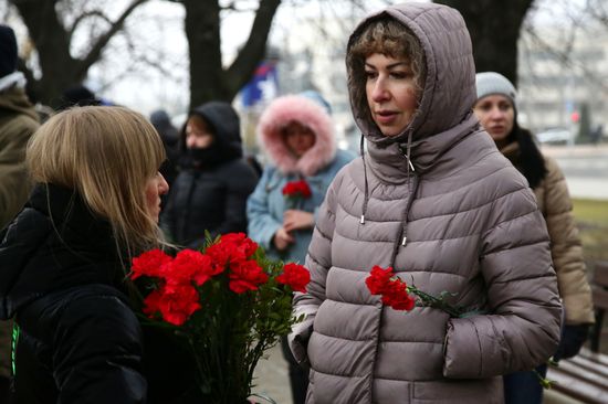 Возложение цветов к стеле "Россия" в Донецке по случаю трагедии в Кемеровской области 