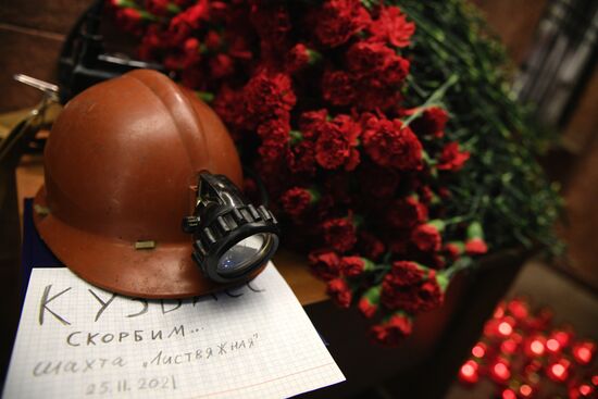 Траур по погибшим в шахте "Листвяжная" в Кемеровской области