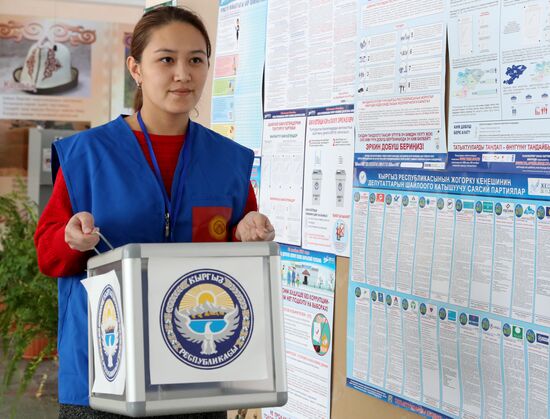 Подготовка участков к голосованию на парламентских выборах в Кыргызстане