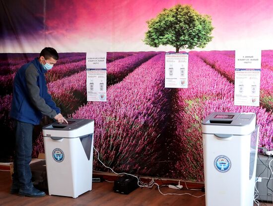 Подготовка участков к голосованию на парламентских выборах в Кыргызстане