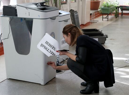 Подготовка участков к голосованию на парламентских выборах в Кыргызстане