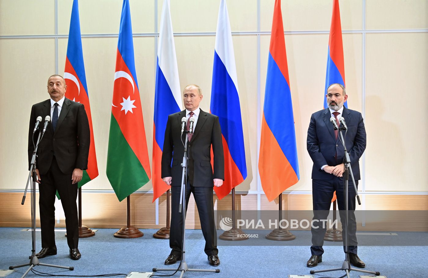 Трехсторонние переговоры президента РФ В. Путина с президентом Азербайджана И. Алиевым и премьер-министром Армении Н. Пашинянном