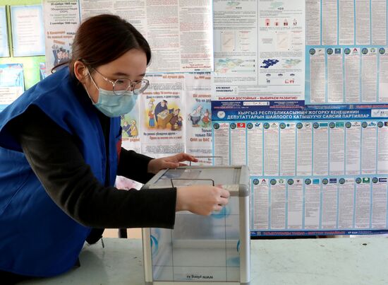 Подготовка участков к голосованию на парламентских выборах в Кыргызстане