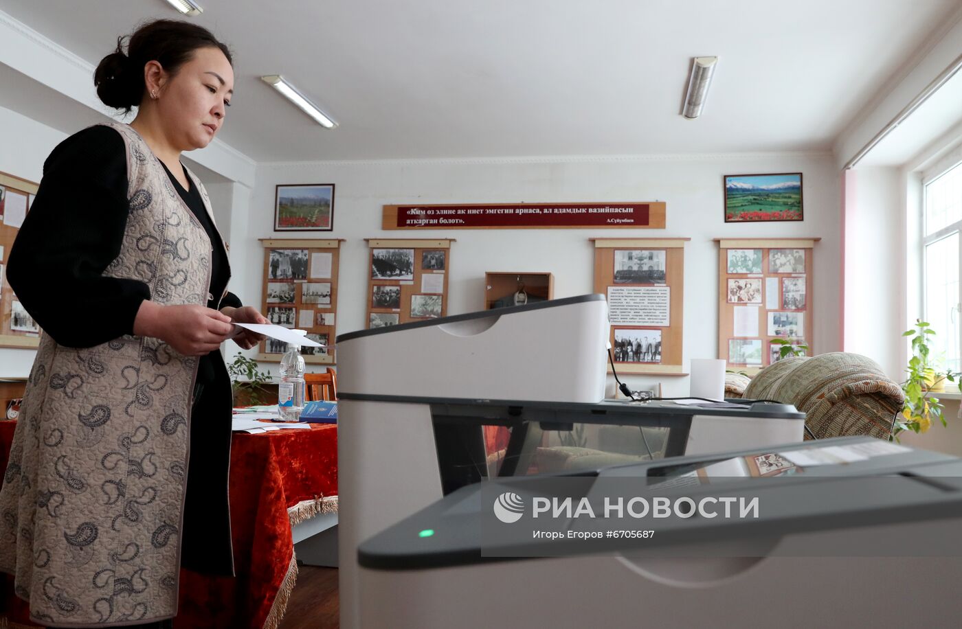 Подготовка участков к голосованию на парламентских выборах в Кыргызстане