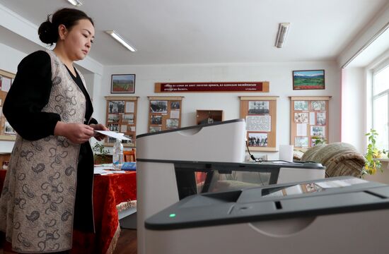 Подготовка участков к голосованию на парламентских выборах в Кыргызстане