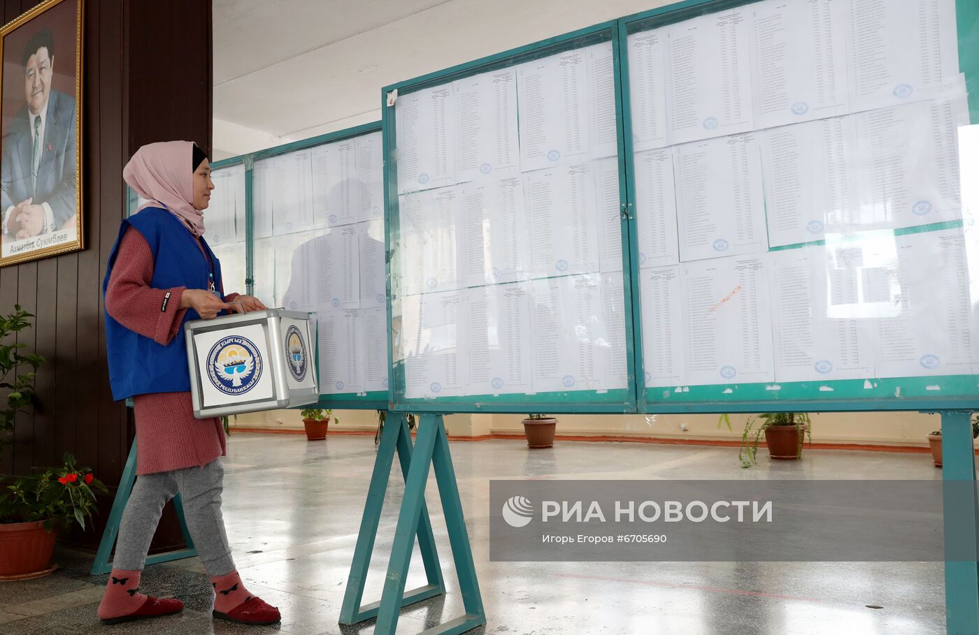 Подготовка участков к голосованию на парламентских выборах в Кыргызстане