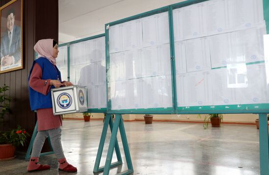 Подготовка участков к голосованию на парламентских выборах в Кыргызстане