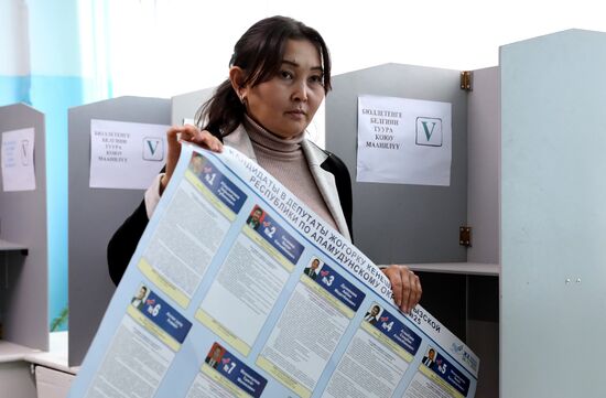 Подготовка участков к голосованию на парламентских выборах в Кыргызстане