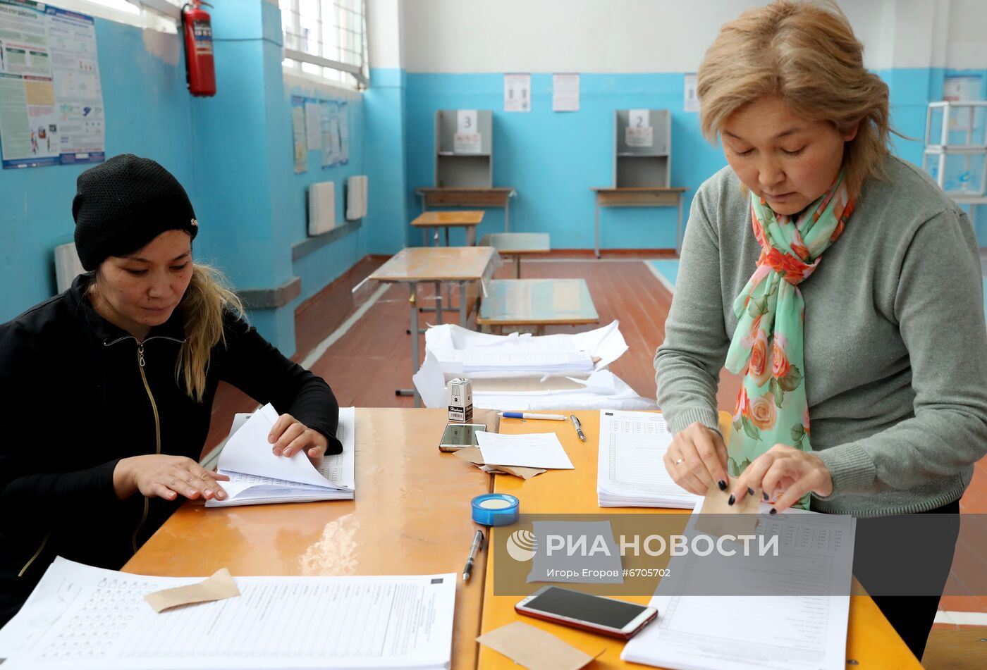 Подготовка участков к голосованию на парламентских выборах в Кыргызстане