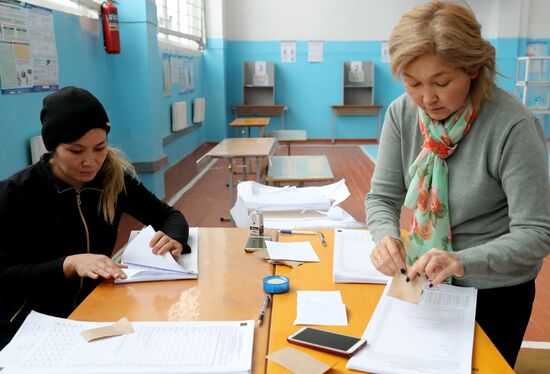 Подготовка участков к голосованию на парламентских выборах в Кыргызстане