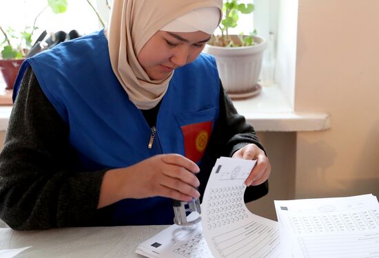 Подготовка участков к голосованию на парламентских выборах в Кыргызстане