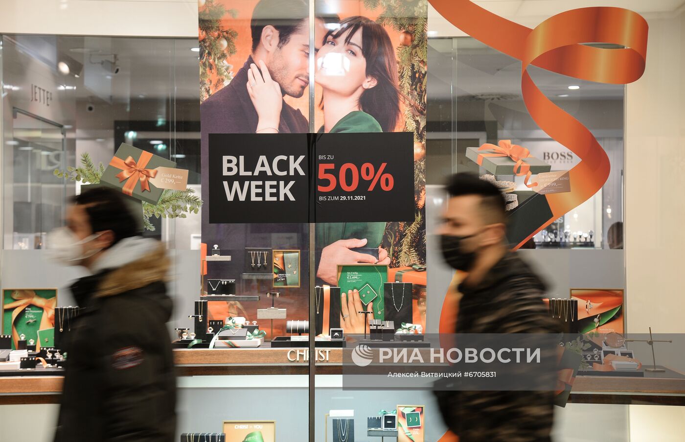 Объявление о скидках в витрине магазина в Берлине. Магазины и торговые центры проводят распродажи в преддверии рождественского сезона. Место: Германия, Берлин. Автор: Алексей Витвицкий/РИА Новости. Рождественские базары в Берлине