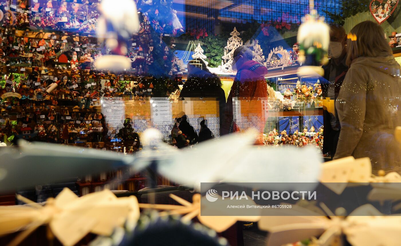 Посетители на традиционном рождественском базаре на площади Александрплац в Берлине. Место: Германия, Берлин. Автор: Алексей Витвицкий/РИА Новости. Рождественские базары в Берлине