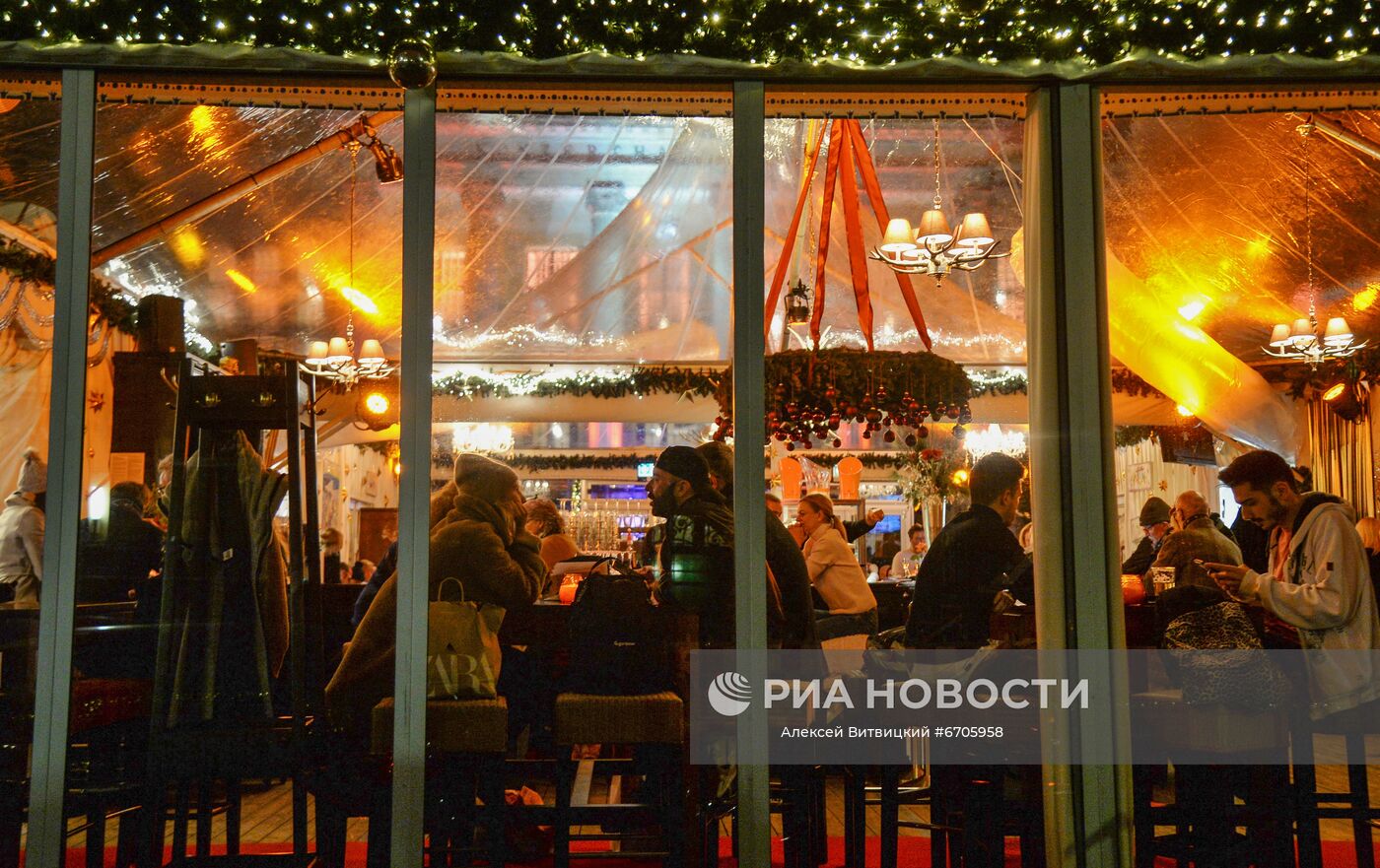 Посетители кафе на территории традиционного рождественского базара на площади Жандарменмаркт в Берлине. Место: Германия, Берлин. Автор: Алексей Витвицкий/РИА Новости. Рождественские базары в Берлине